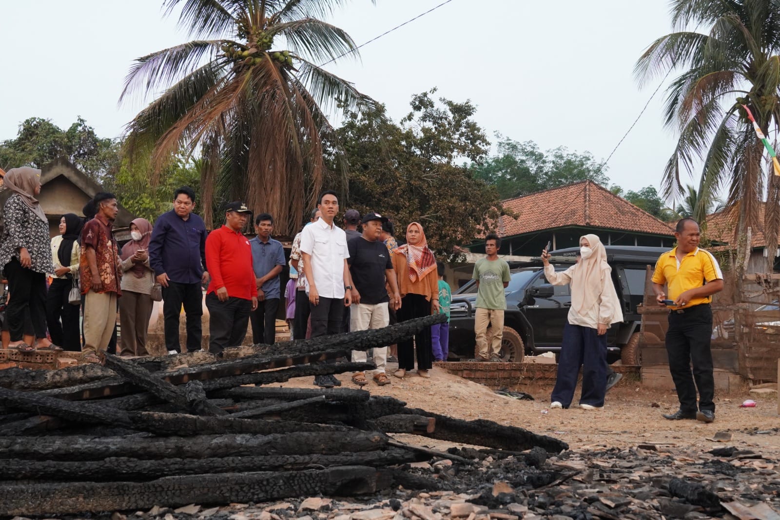 WhatsApp-Image-2026-09-05-at-06.17.43-1 Kebakaran Hanguskan Tiga Rumah di Bukit Batu OKI, Muchendi Datangi Korban